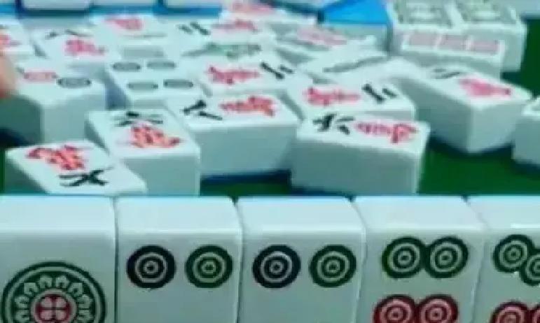 一晚输光半月工资，你还敢摸牌？真事。隔壁小区老李上周搓到半夜，把给女儿买电