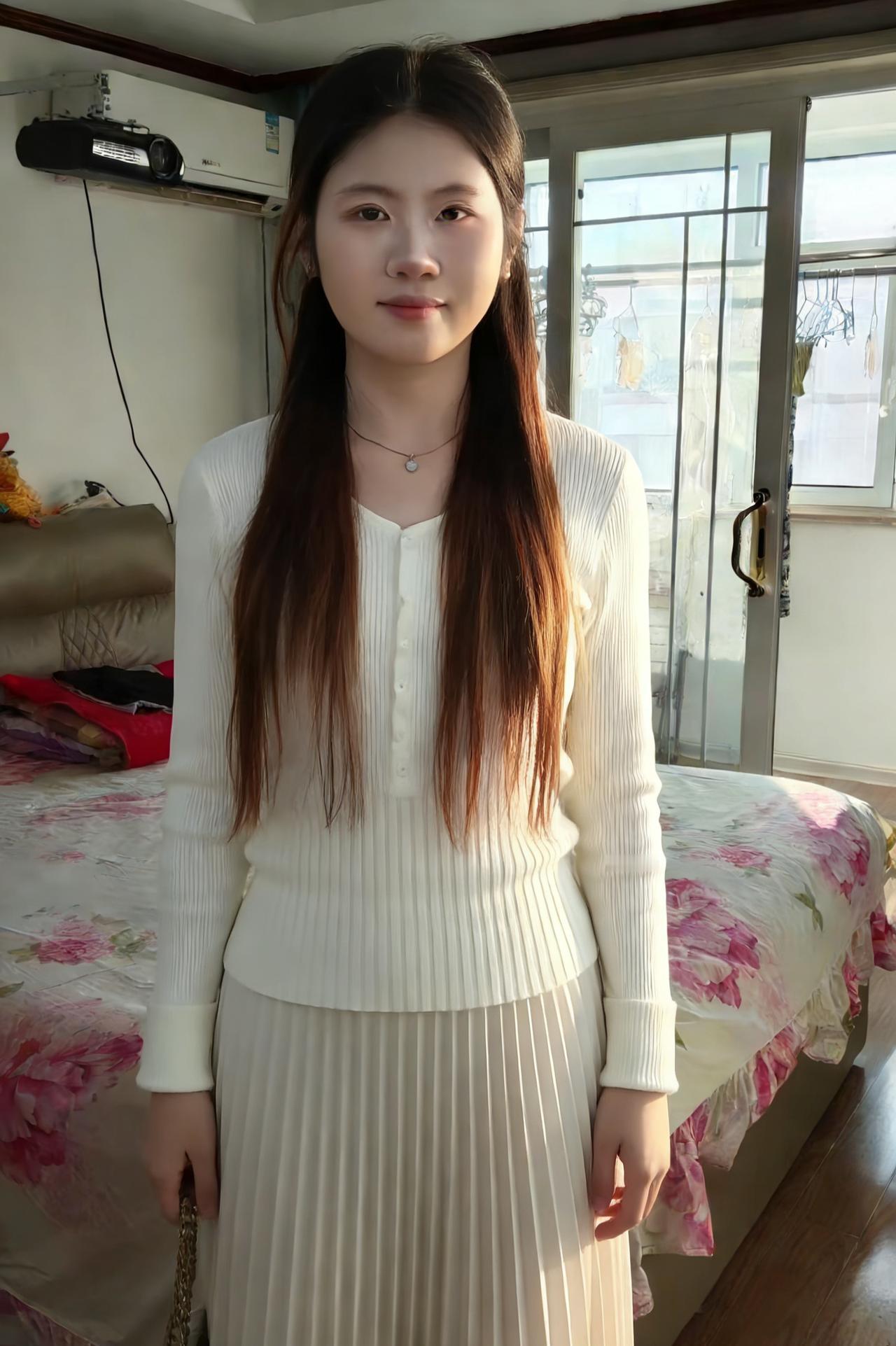 白裙是最干净的注脚针织衫的纽扣扣住了松弛链条包是唯一的旅人带着别处的风尘