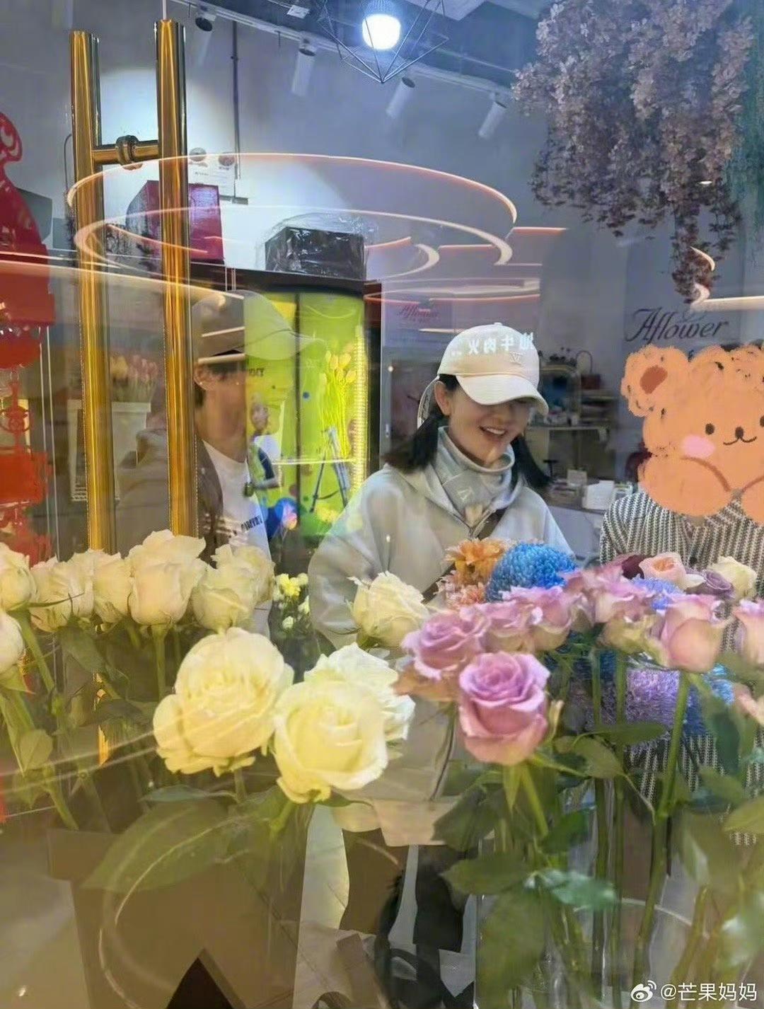 谁懂啊！网友深夜街头偶遇谢娜，骑着共享单车就去给张杰送花了，没有豪车排场，也没带