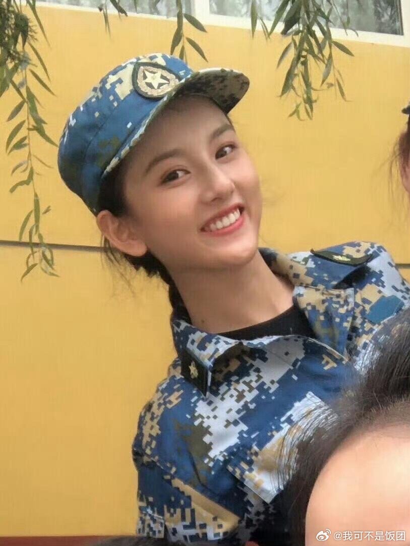 18年军训的宋祖儿～美女很多，但是鹅也是很突出的了​​​