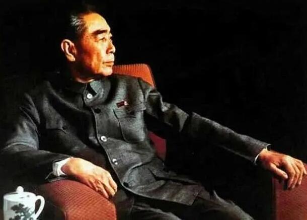 为何亿万民众对周恩来如此爱戴？赞美他的词太多太多：风度翩翩、睿智风趣、宽厚待人、