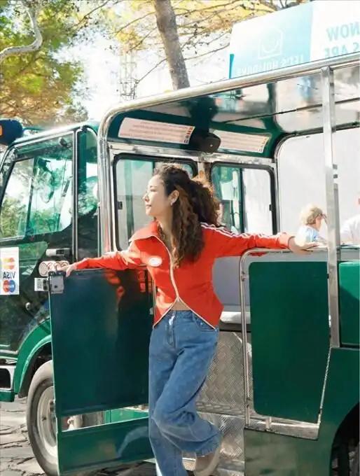 林心如顶着一头羊毛卷亮相，红上衣配牛仔裤，看着比实际年纪小20岁，这变化也太大了