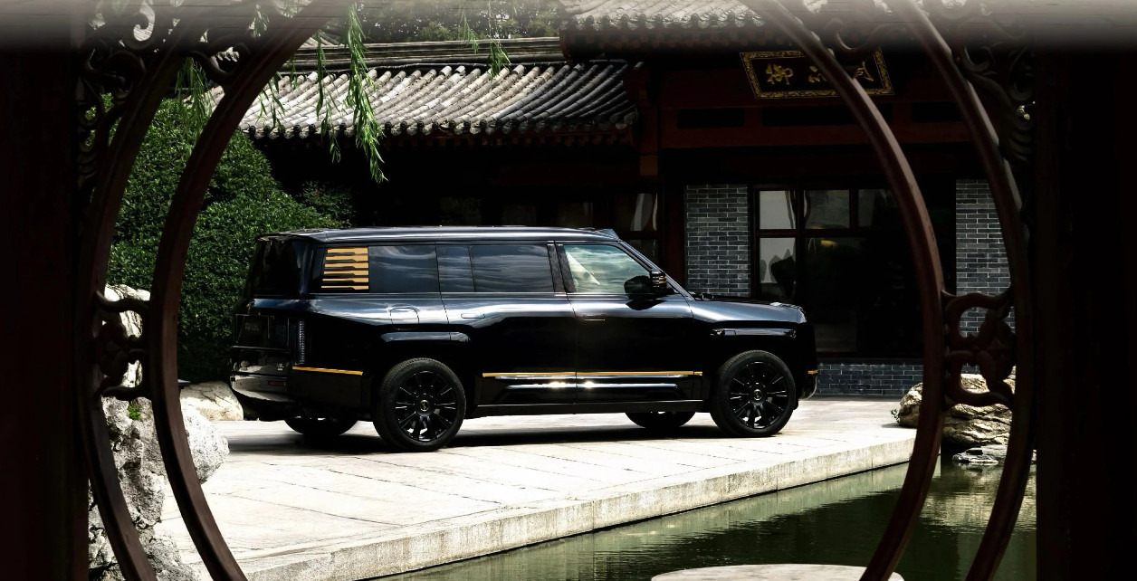 仰望U8L这两张图非常应景，王者之气