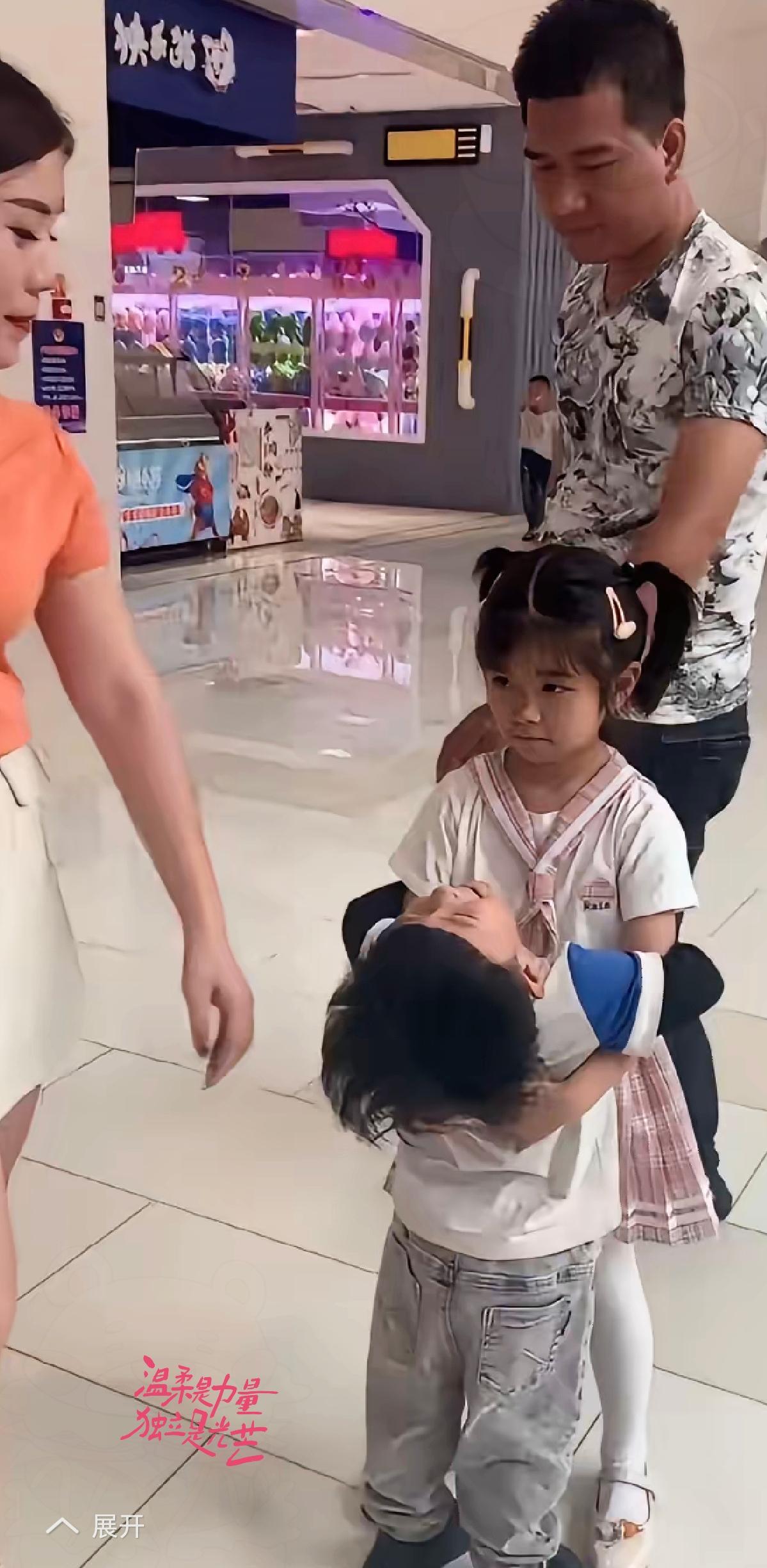 巧合背后是深情！商场偶遇这一幕看哭无数人！离婚一年的夫妻俩在童装区相撞，姐弟俩瞬