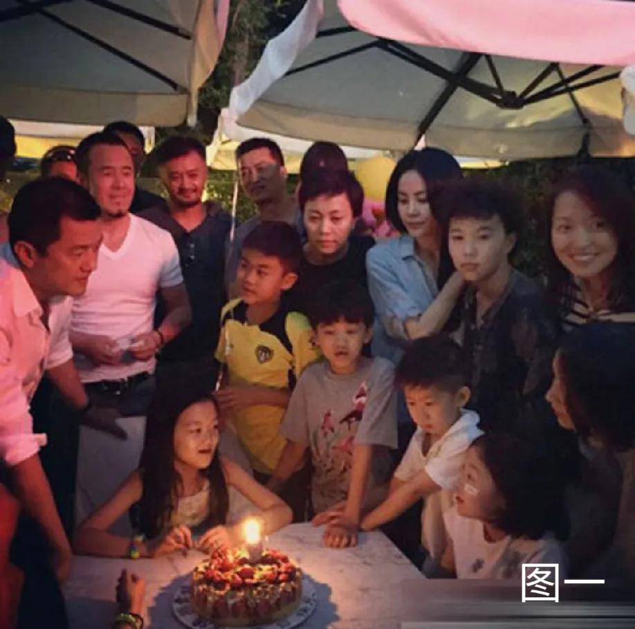 图一、李嫣八岁生日时，父母的明星朋友都来为她庆生，留着短发的窦靖童像个男孩子，妈