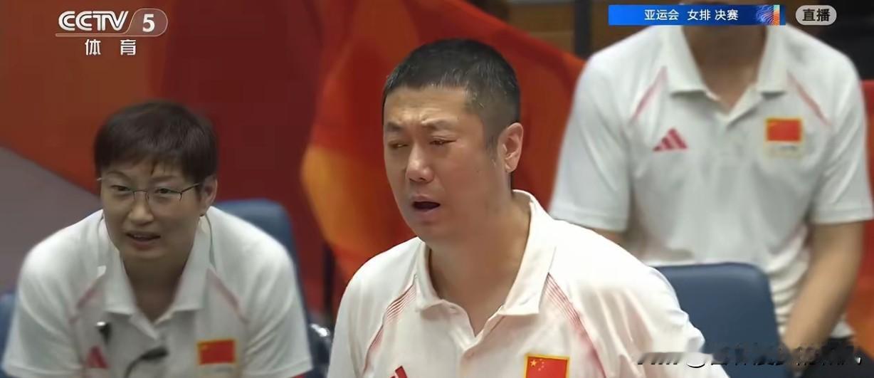 中国女排拿下亚运会冠军的那一刻，这位主教练的眼泪唰地就掉了下来，像断了线的珠子似