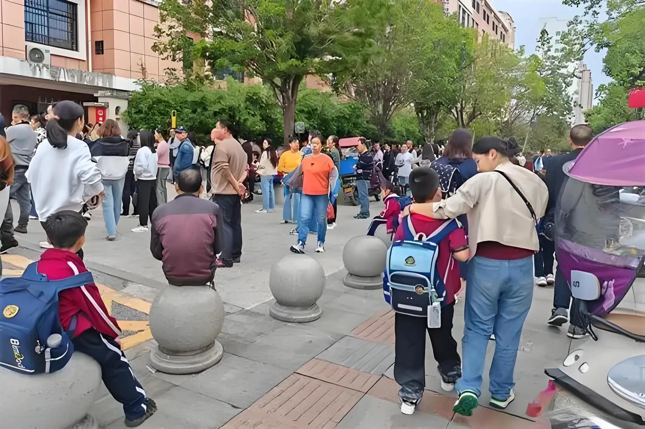 母子间的对话，恰恰是当今社会真实存在的状况！儿子问妈妈：“妈妈，为什么幼儿园和