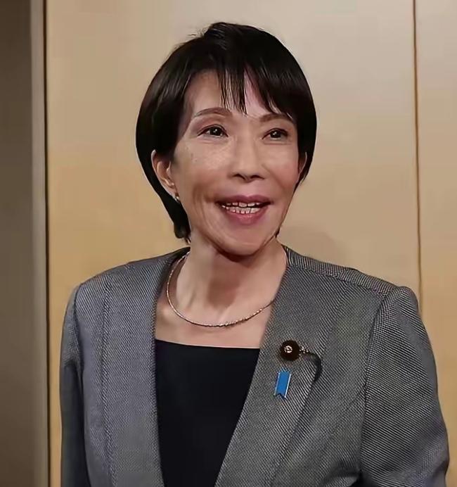 高市早苗万没料到，一架专机突然降落北京，中方迎来稀客，当着全世界的面，交给中国一