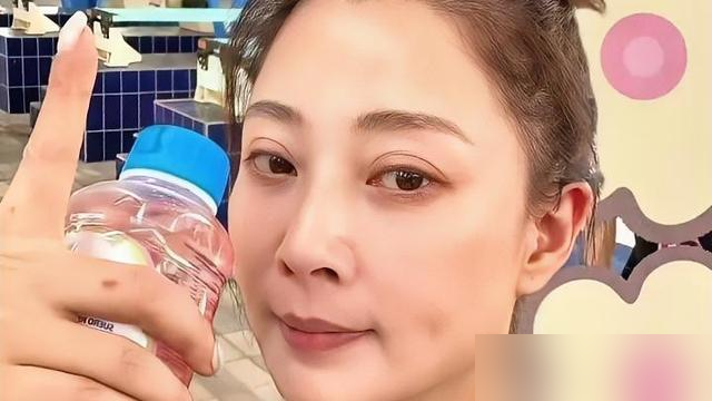 殷桃在《花少》里看角斗比赛，结果吴君如不舒服要回车上，她直接把票扔了跟车走。弹幕炸了，说她端着、硬凹