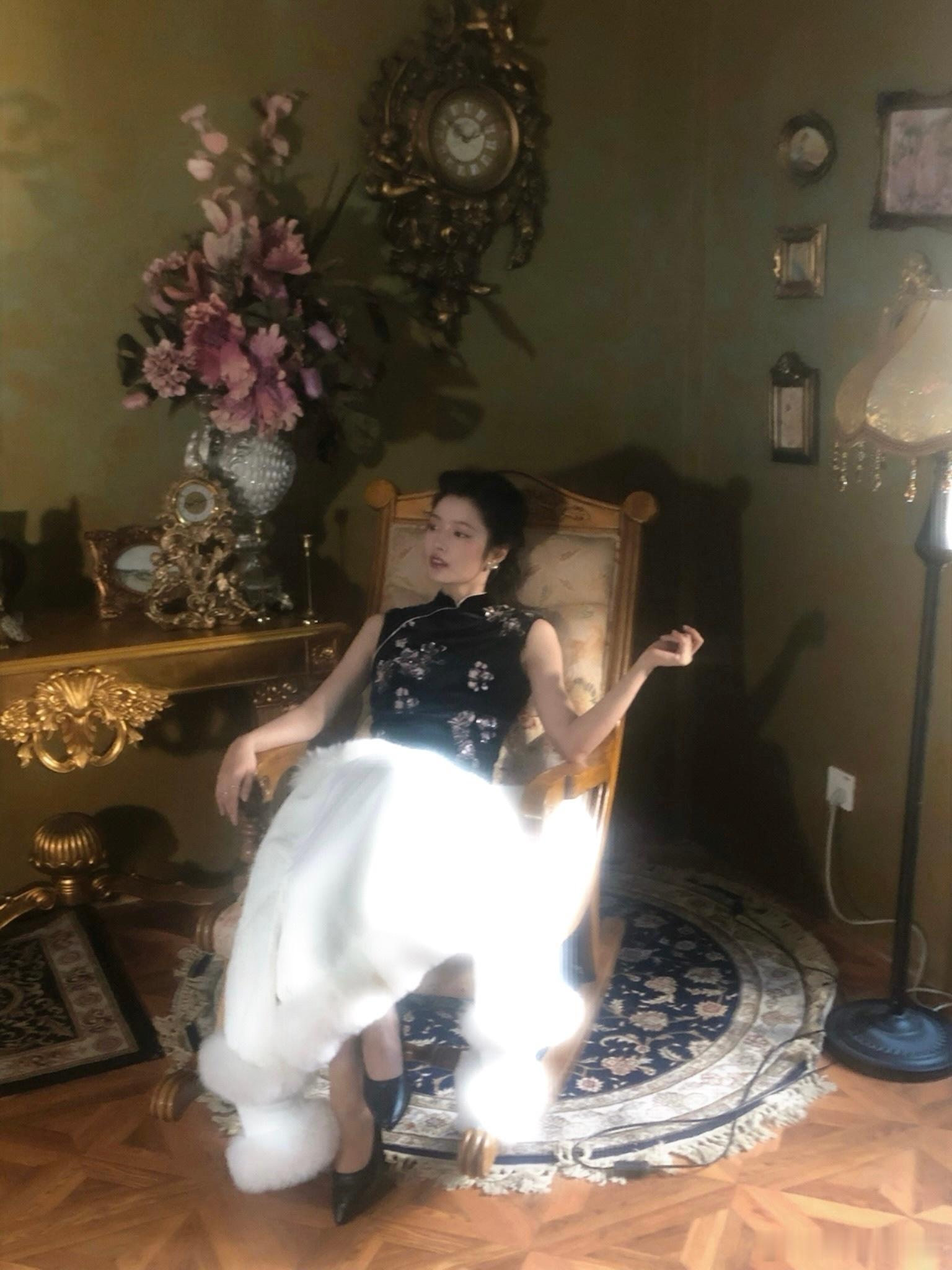 徐若晗让民国大小姐有了脸徐若晗这组照片有种从历史中走出来的故事感🥲，真的就