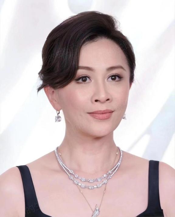 1990年，刘嘉玲被绑架失踪3小时后，失魂落魄地回来说：只抢了一千现金和手表。第