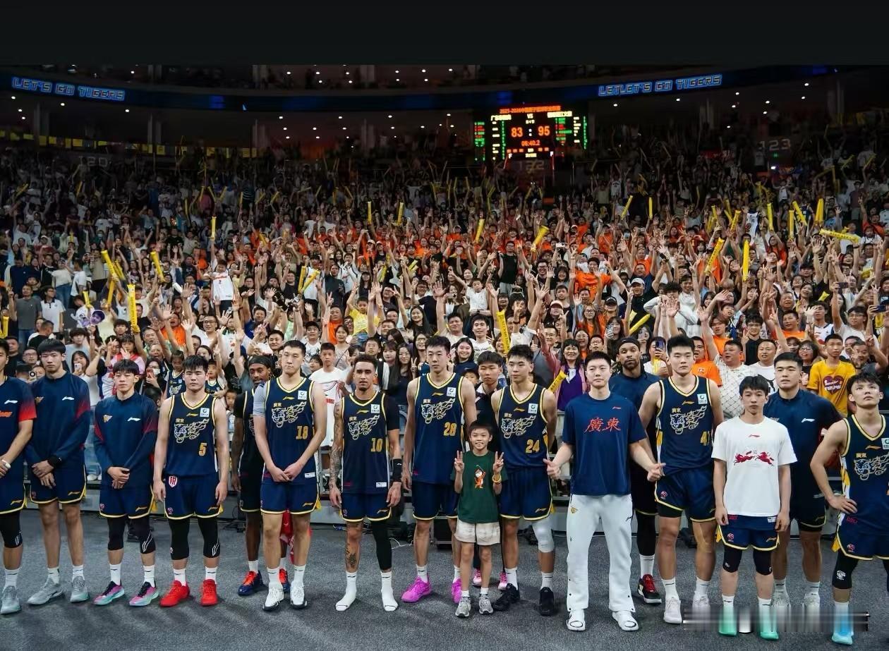 广东男篮球员们闷闷不乐！广东男篮不敌福建男篮，不少人认为现场球迷心情应该会很差