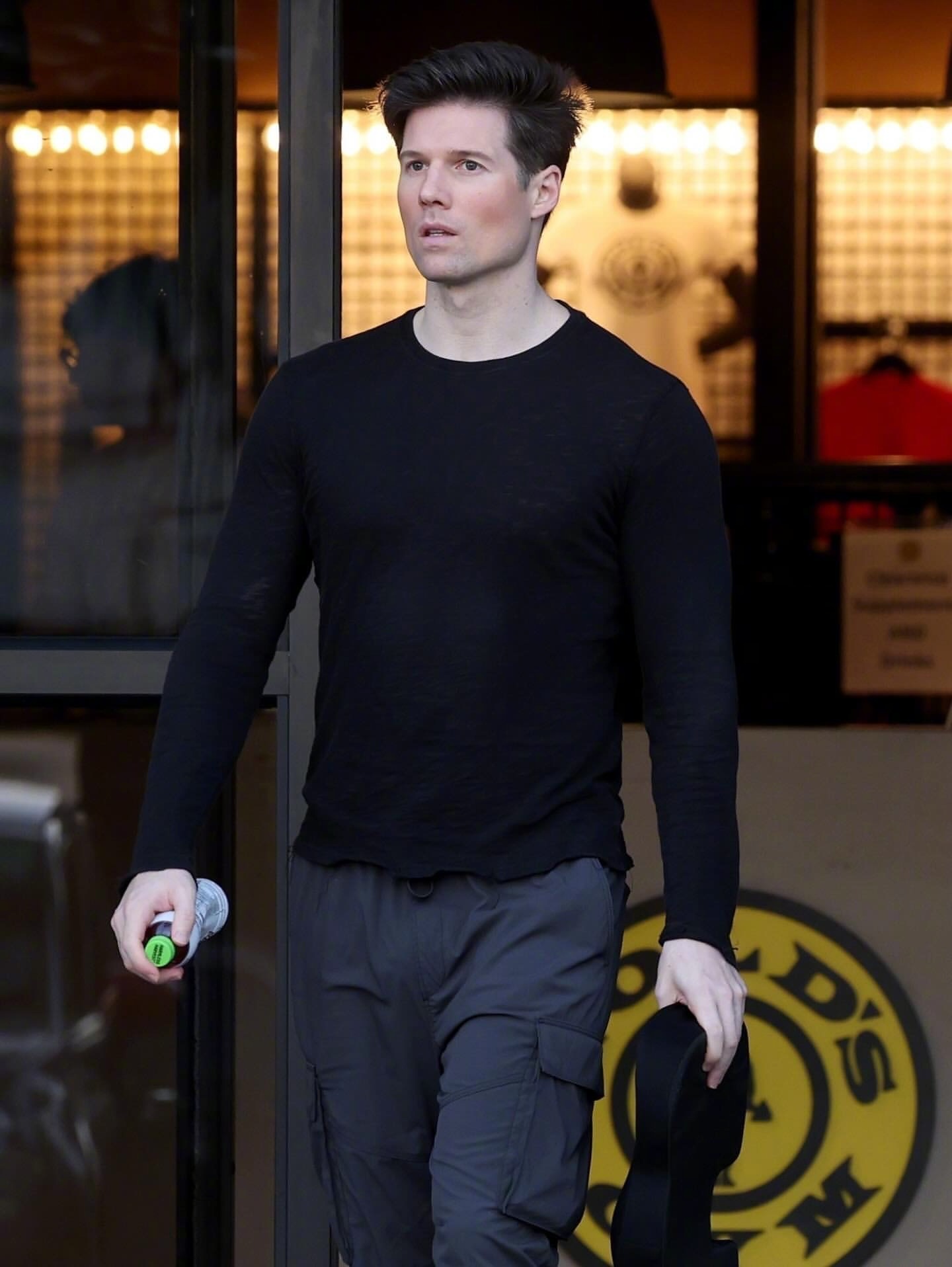 83岁的时装设计师卡尔文·克莱恩CalvinKlein和交往10年的小男