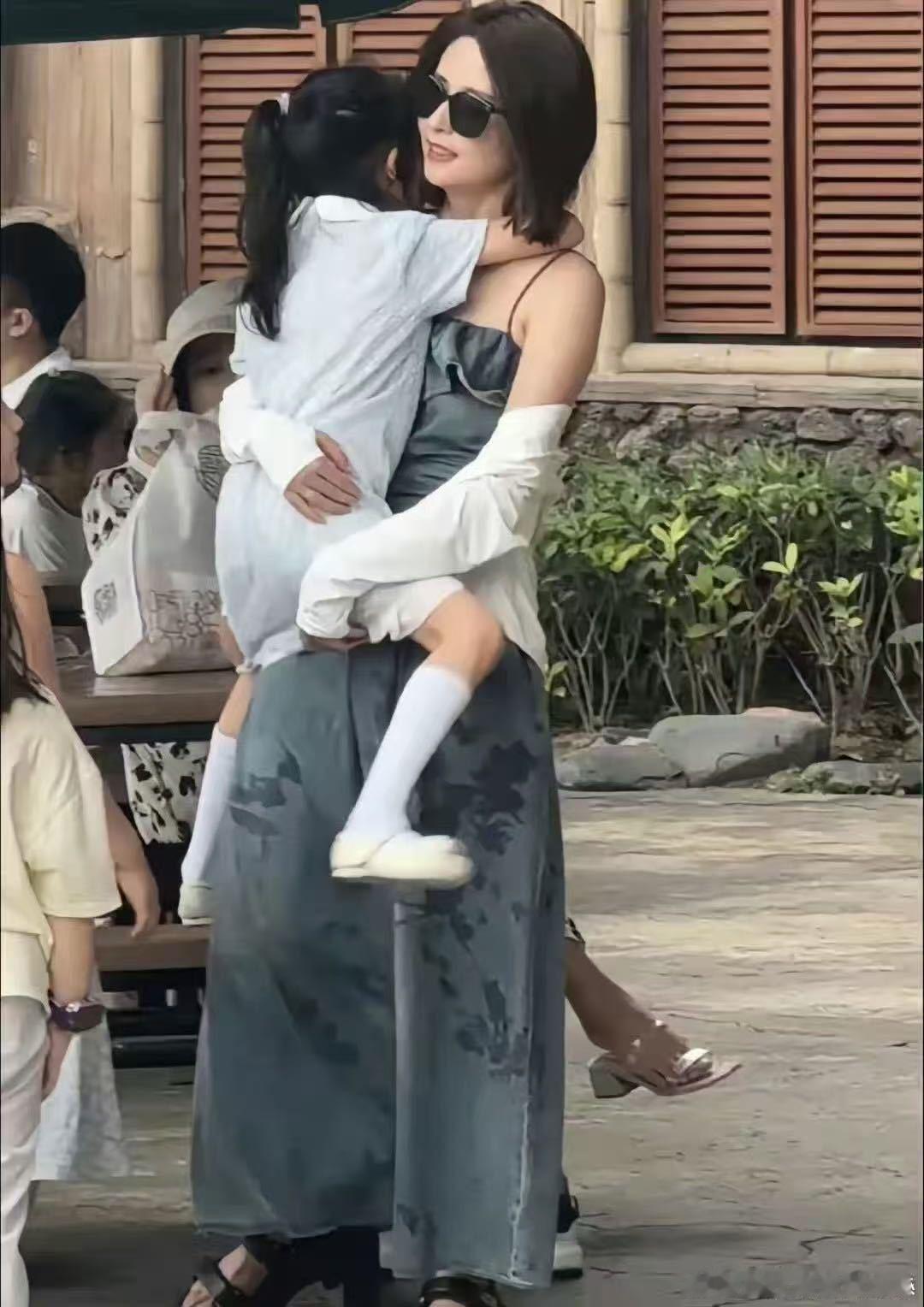 付辛博认证颖儿是工作狂亲老公付辛博盖章认证，颖儿实乃工作狂！她拍戏活动皆用心，