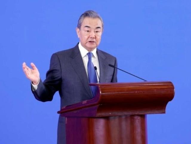 不等了，荷兰新政府刚上台便找中国了！北京时间3月13日，中国外交部长王毅和荷兰外