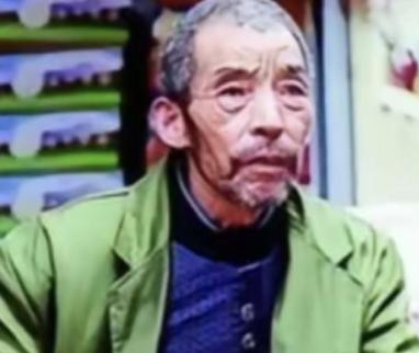 1992年，42岁的河南煎饼摊主杨申林捡到两名女婴，一个靠卖姜蒜、拉板车维持生活