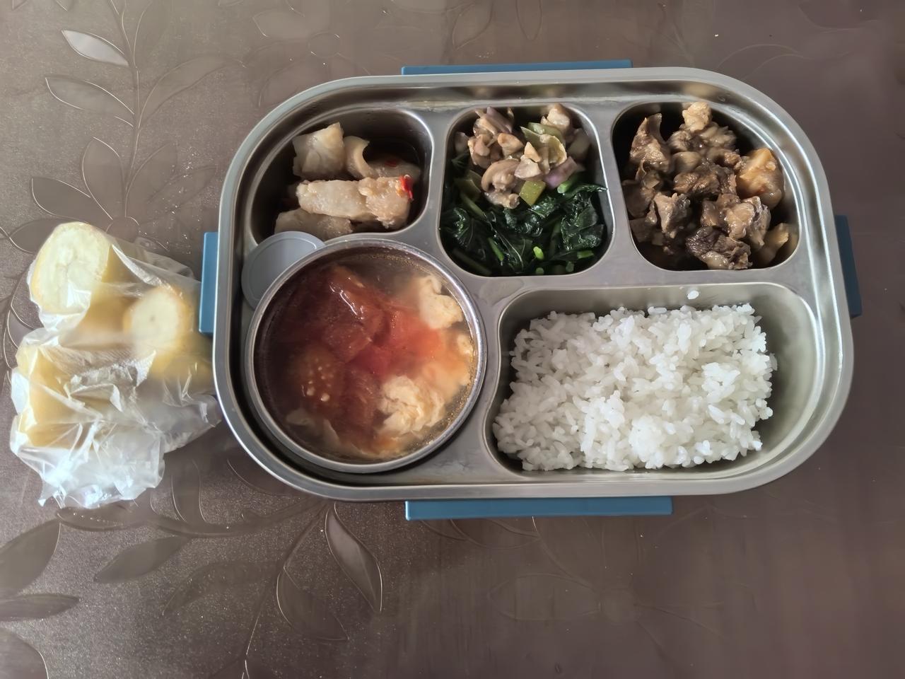 给上小学的孩子送的中午饭。孩子吃不惯学校的中午餐。于是做了这份中餐：土豆炖牛肉