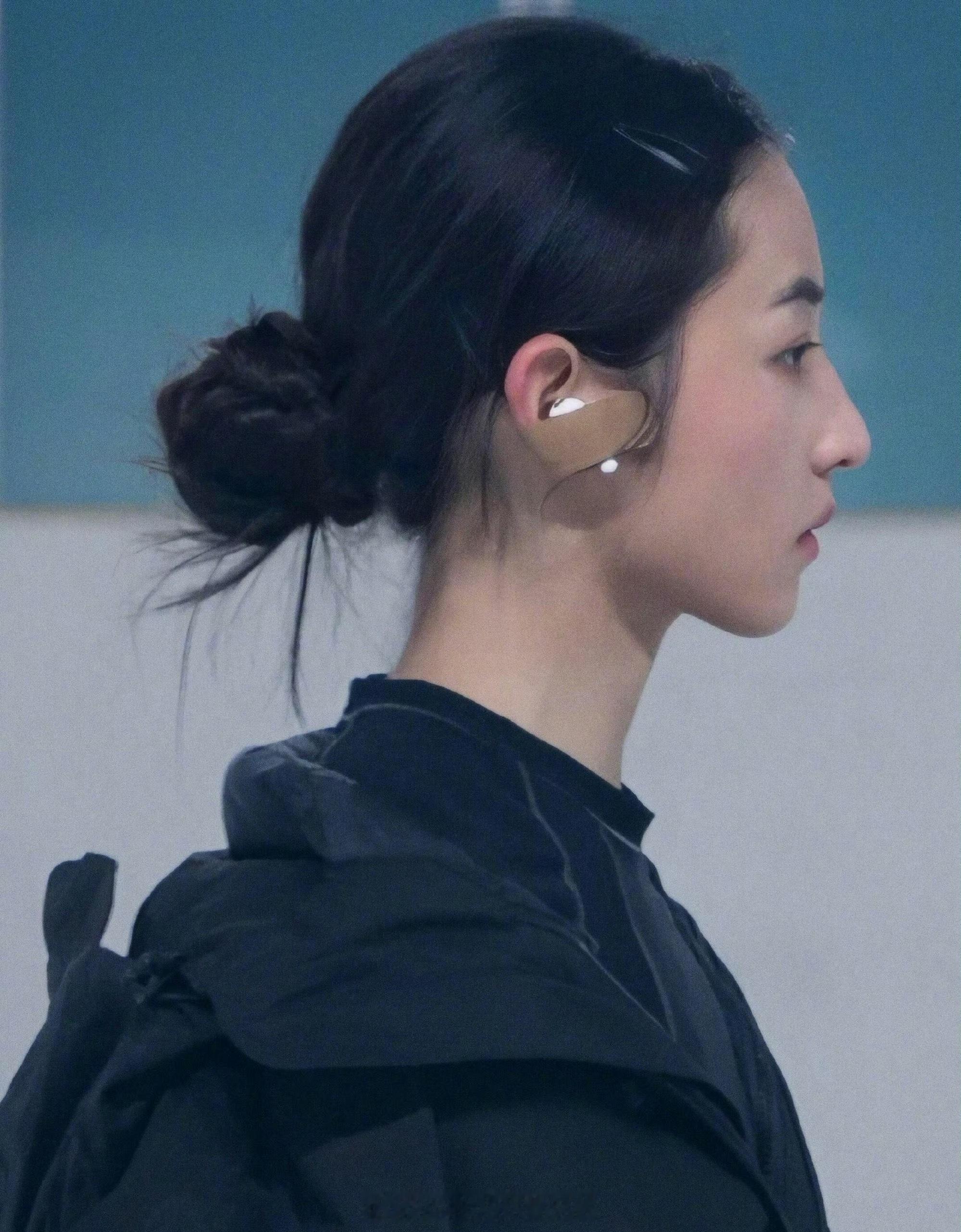 妈妈说头发扎起来大大方方的，张子枫好完美的一颗头！！