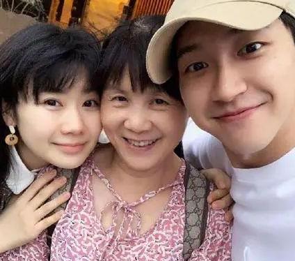 江宏杰长得不像他妈妈，但他生的儿女都像奶奶，他妈妈基因还是强大的，隔代遗传明显。