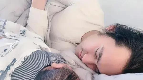 张歆艺生孩子时，自信地跟袁弘说：“我不上麻药，我想感受一下开指，咱什么苦没吃过，