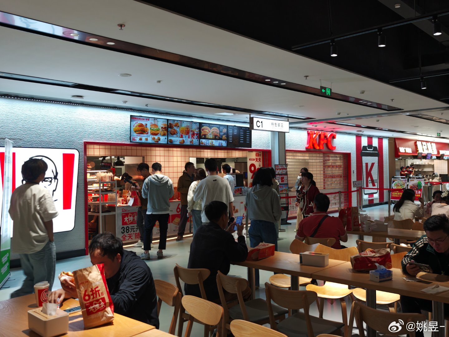 潜入小鹏总部食堂，全是好吃的！鹏厂顶流——妈妈厨房必须来一份[doge]何小鹏称