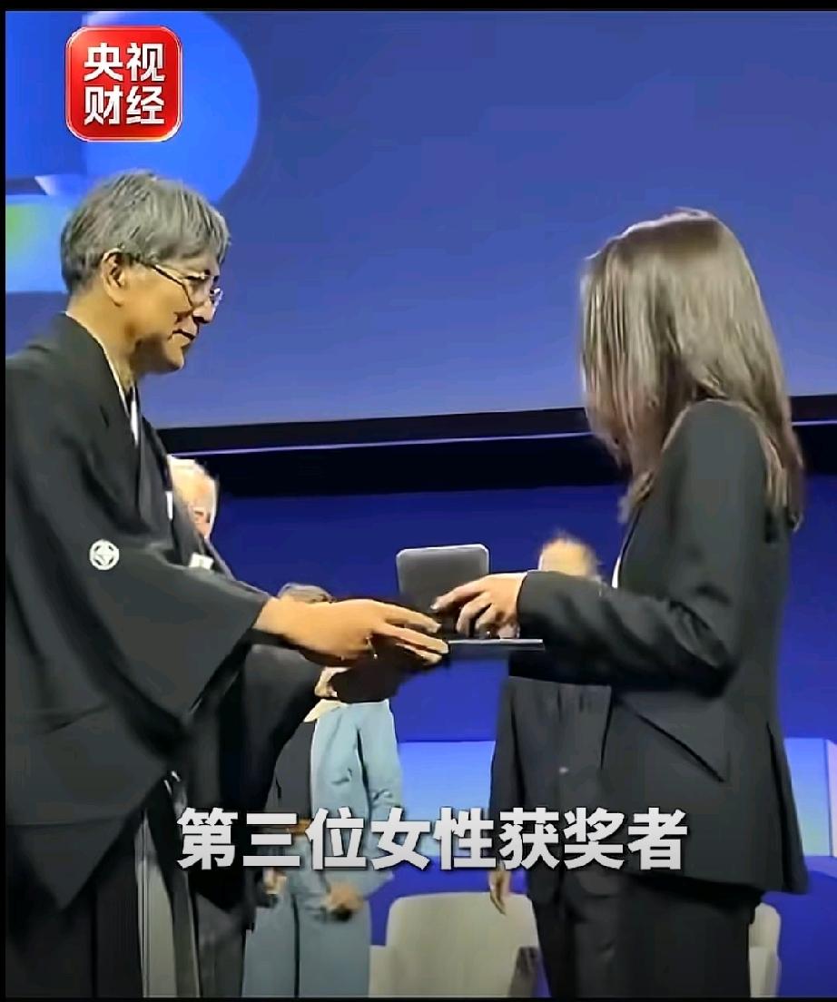 2026年菲尔兹奖的颁奖现场 颁奖者有一个穿着日本服装，很明显的。查了一下