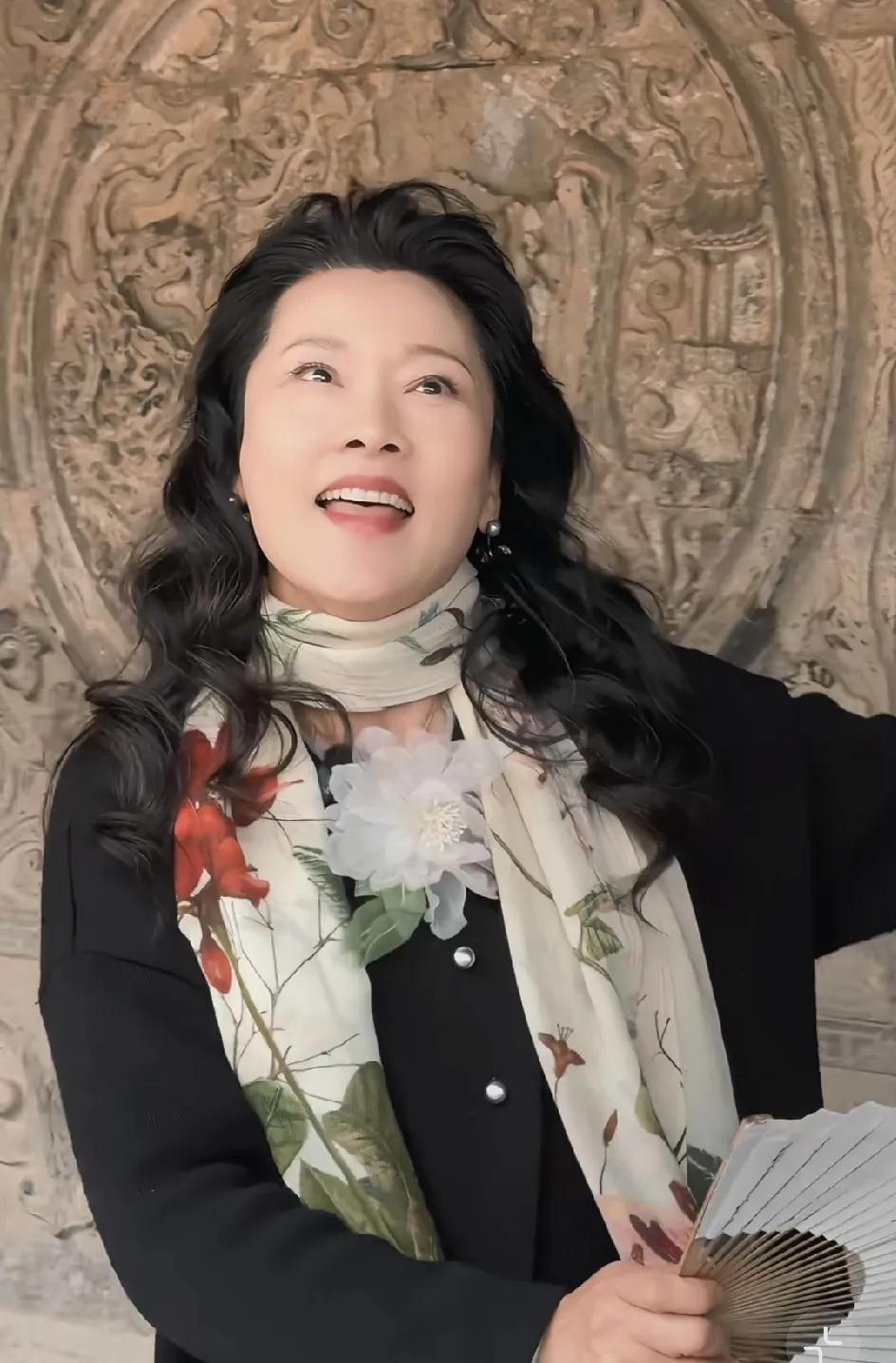 看一路繁花真人秀，我觉得张柏芝好美，我老公说，女人最重要的是气质，不是看五官的。