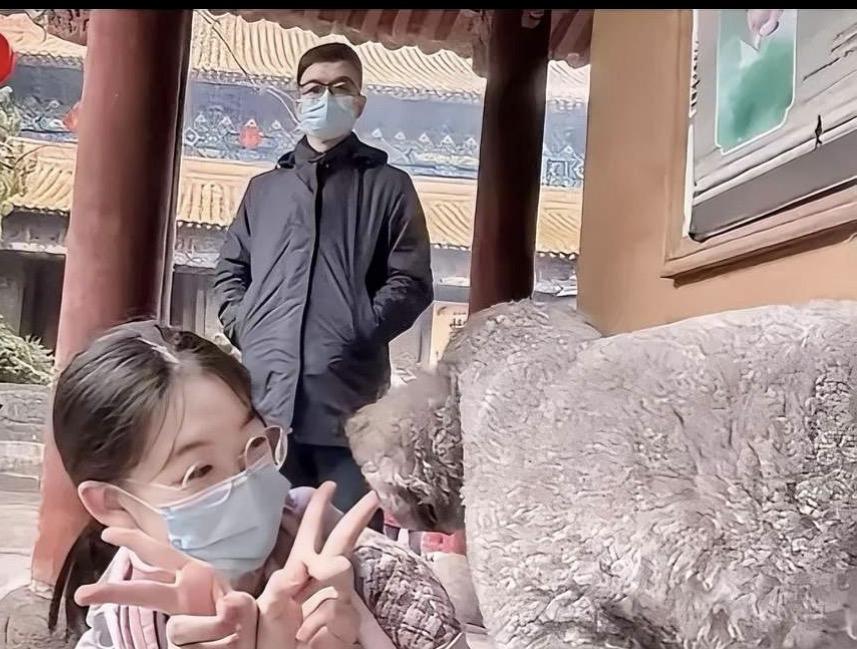 大家有没有留意到朱女士视频里丈夫的神态，仅仅一个眼神，就让人后背直发毛。画面