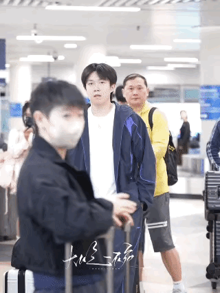 要命了，莎头之间的默契，真是无敌了，好像真的装了蓝牙一样。楚钦刚转身把箱子提起来