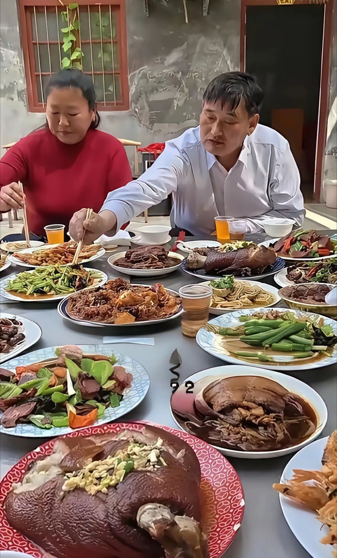 大衣哥朱之文现在生活条件好了，吃的肚子就跟个球一样圆。他在不控制体重，对他的身体健康有很大的影响。​