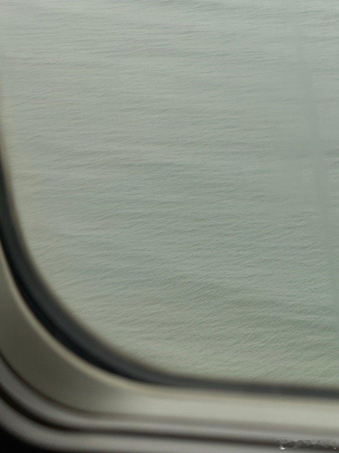 往窗外一看吓一跳，福州长乐机场下降的时候，距离海面这么近的。[笑着哭]​​​