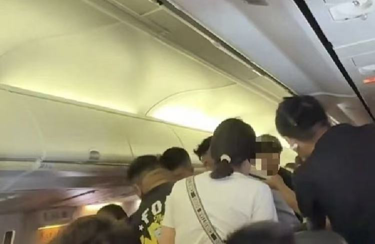 #航司回应乘客平飞阶段欲开应急舱门#【苏南瑞丽航空回应男乘客欲开应急舱门：已当场