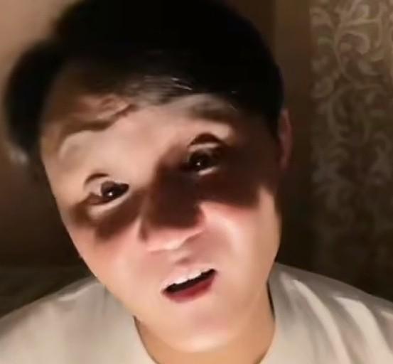 闫大在后台跟徒弟说“再撑俩月就能盈利”，转头就把园子里的桌椅挂上了闲鱼。徒弟