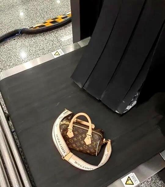 过安检背大牌包直接社死现场！因为忘带保护袋，问工作人员要个框装包，居然被阴阳“