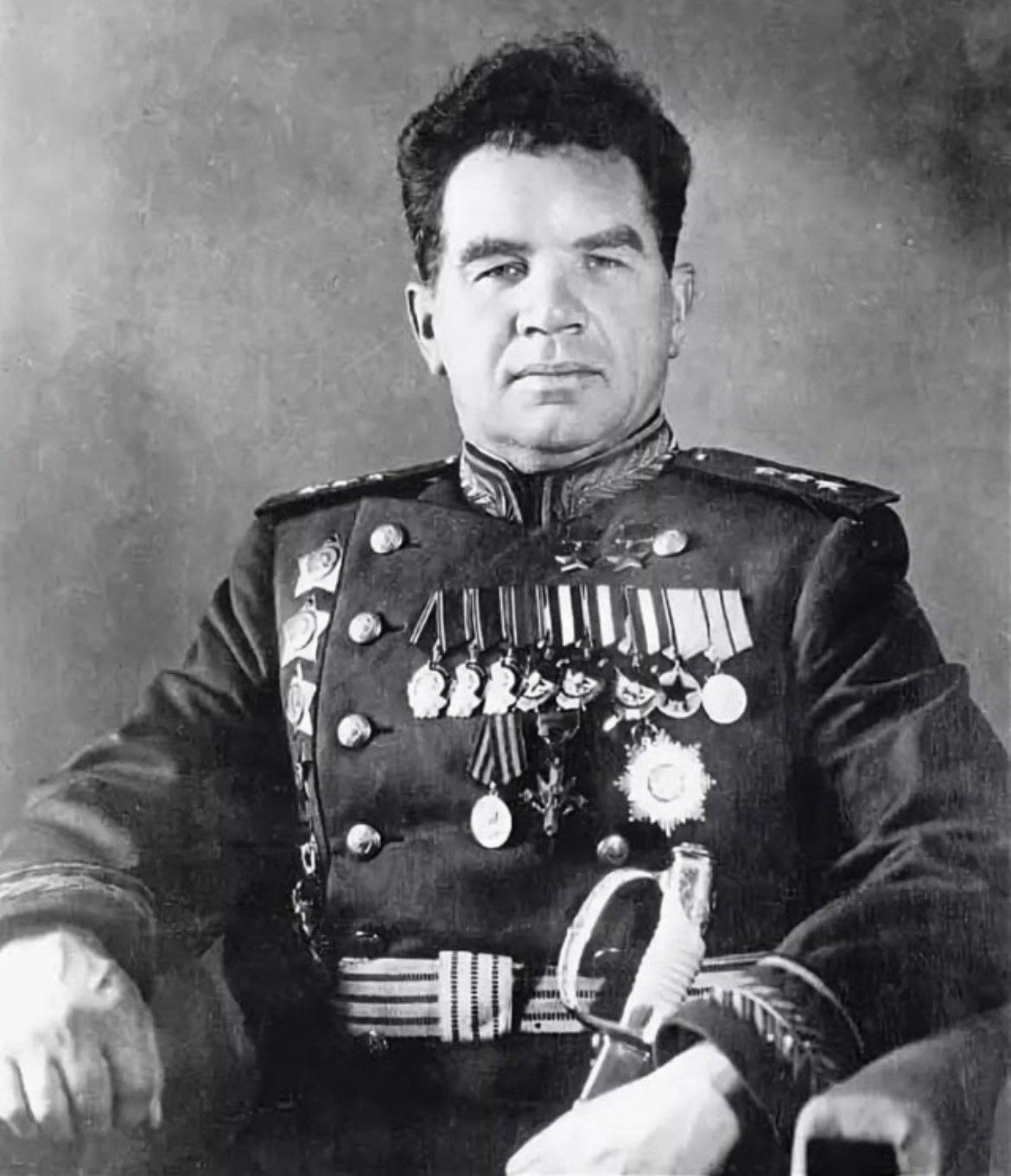 一幅摄于1945年的苏联上将瓦西里·崔可夫（VasilyChuikov）肖像，