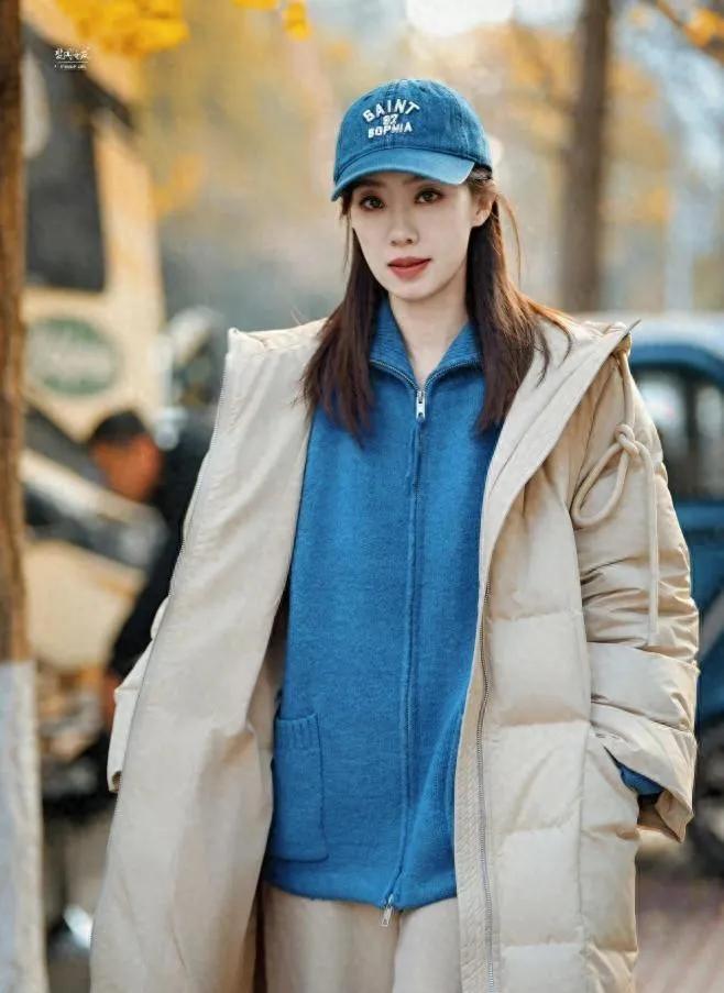 张小斐羽绒服穿搭太会了！别再硬配牛仔裤+短靴了，学学她这几套👇米色