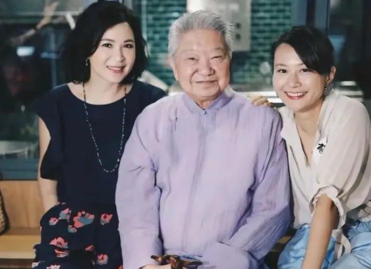 蔡澜是香港四大才子中拥有女朋友最多的，一年至少一个，而且蔡澜说了，丑的照杀，交女