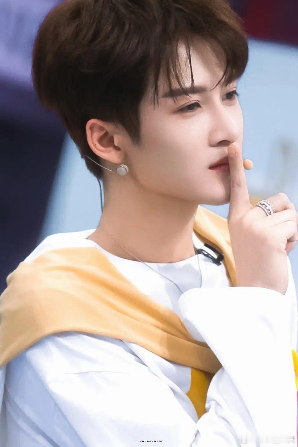 檀健次“玩咖”？聊天记录与“铁证”短袖引热议，工作室声明被指敷衍司晓迪的爆料再次