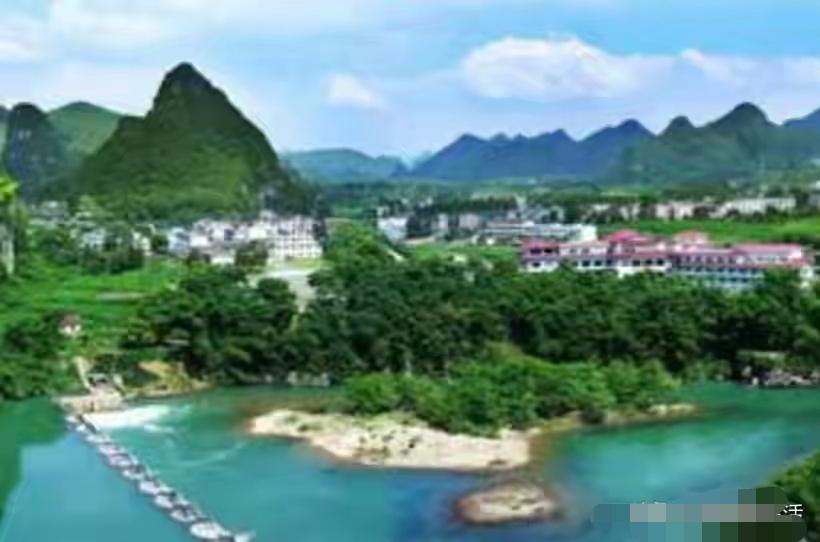 刚订好五一去靖西的车票，朋友发来一张西湖断桥的航拍图——密密麻麻全是人头。我回他