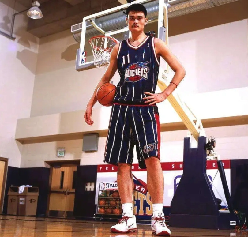 现在才明白中国球员在NBA立足有多难了！20多年前状元姚明在NBA的成就，让我