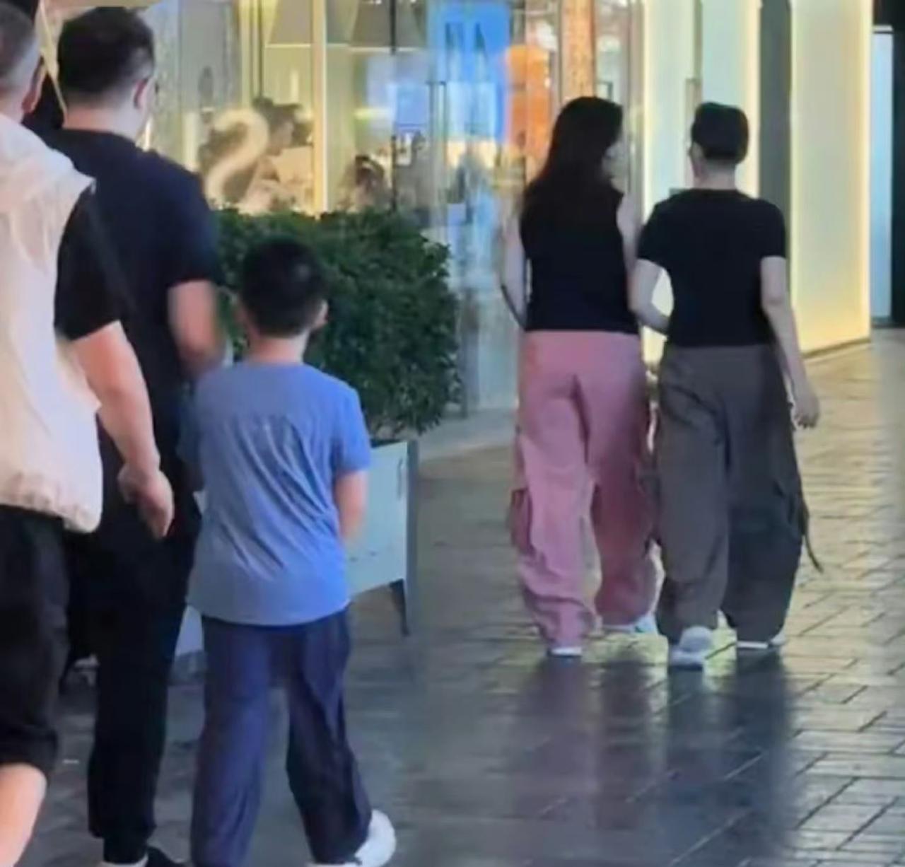 宋丹丹家三代人一起逛街被网友偶遇！多名网友在北京三里屯太古里商圈偶遇宋丹丹携家