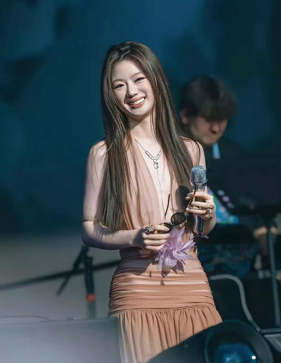 单依纯这唇形，不做唇模是不是可惜了？