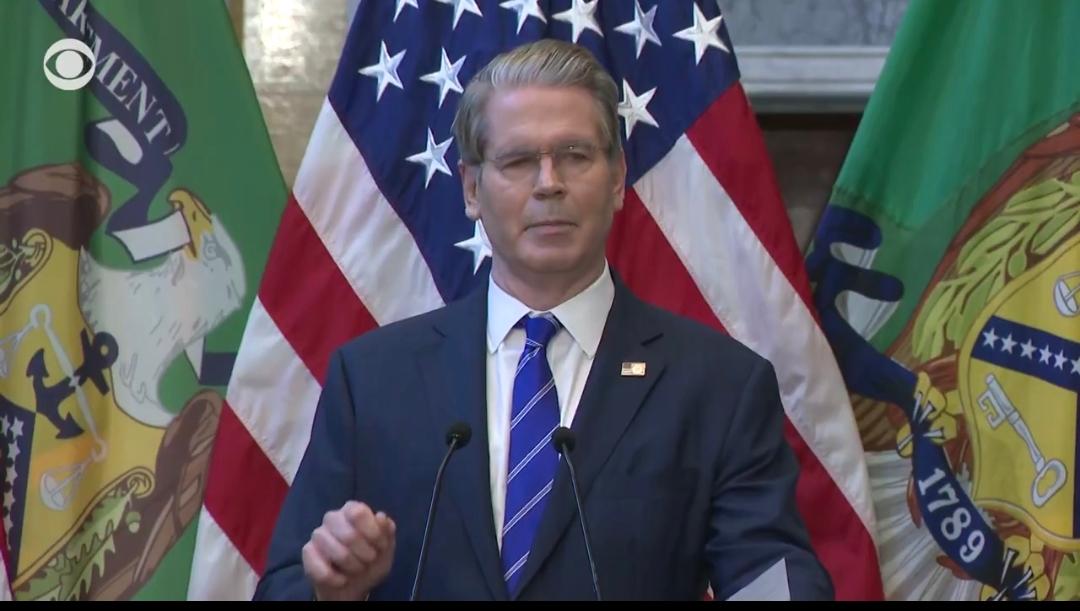 美国这波操作，真是让人大跌眼镜！前脚财长还在社交媒体上高喊要和中国接触，后脚白宫