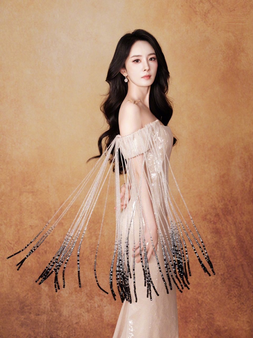 杨幂抹胸亮片流苏裙杨幂裸色亮片裙杨幂裸色亮片裙