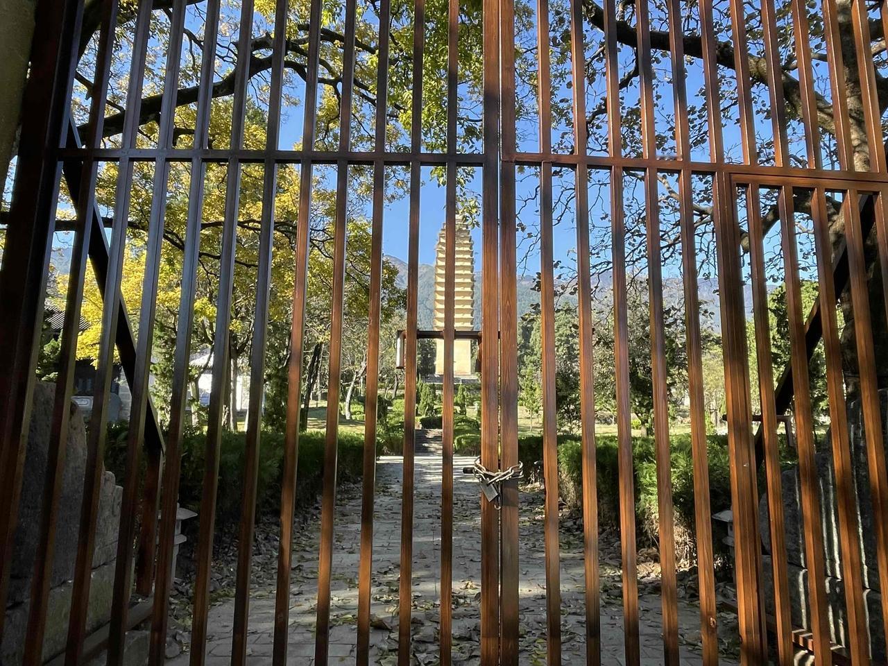 大理的旅游资源太丰富了，有些文物古迹都多余出来了。比如弘圣寺塔。虽然也是古塔，虽