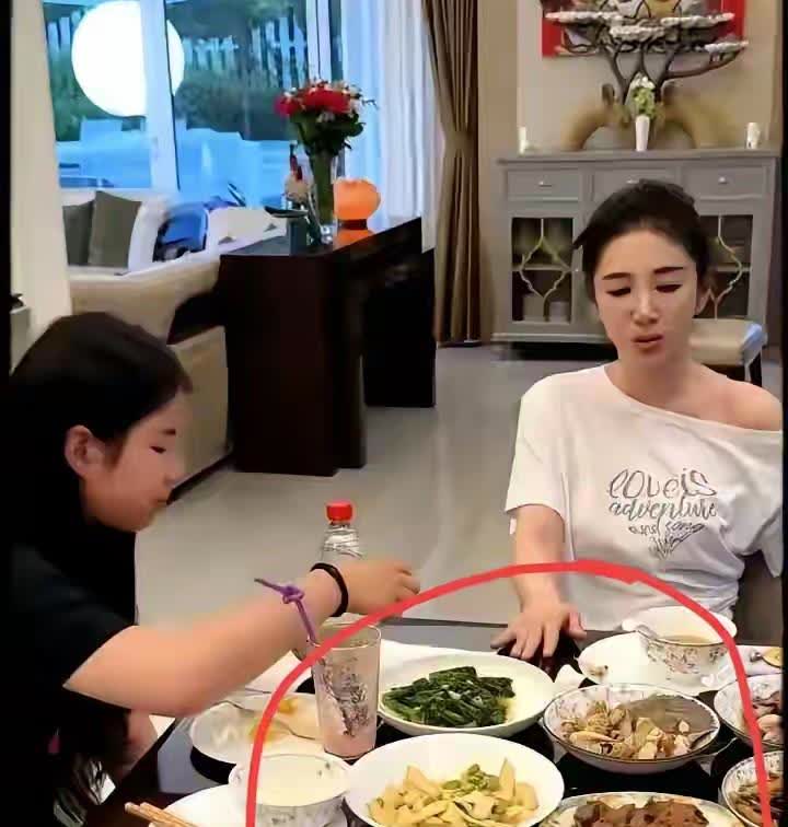 一顿晚饭12道菜，黄奕被说浪费？12岁女儿面前，龙虾溏心蛋摆满桌。