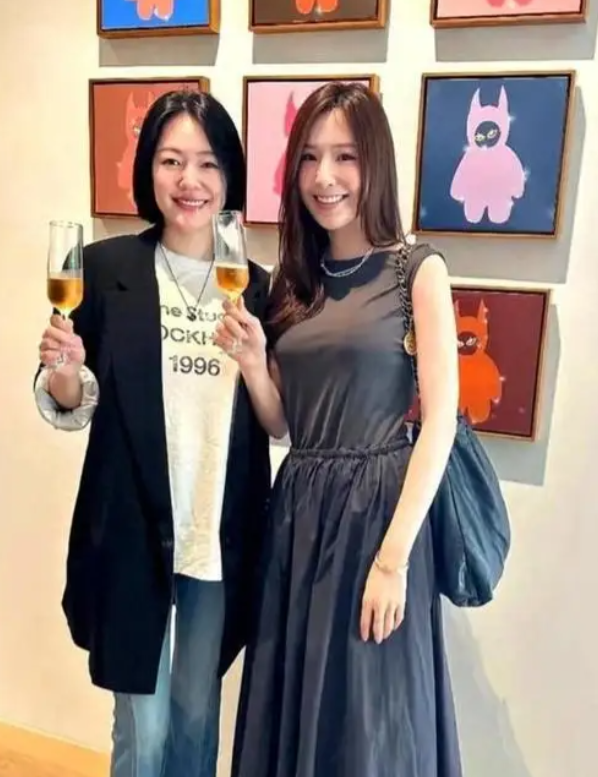 别再担心小S了，人家在陪女儿啦…大S去世后小S就像消失了一样，再也没在电视上见