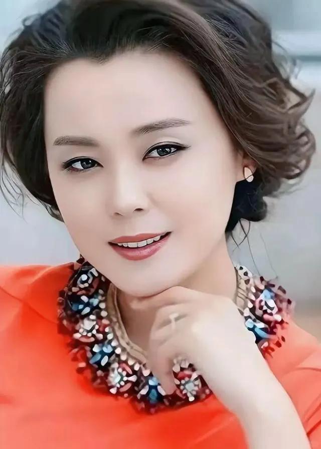 梁爱琪，在演艺圈也算得上顶流的美人，既知性优雅，又风情万种，在电视剧老是演″富婆