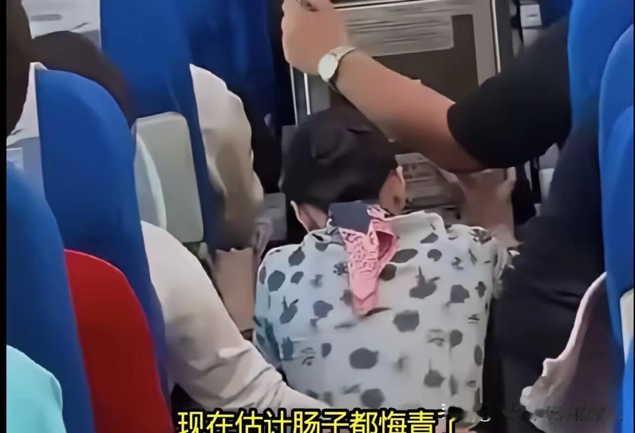 东航事件基本属实，这下当事乘客要睡不着了，因为他可能要遭殃了。​网友的火眼金睛