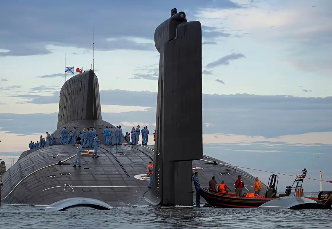 前苏联暴力美学的巅峰之作，台风级战略核潜艇，其满载排水量48000吨。恐怖的吨位